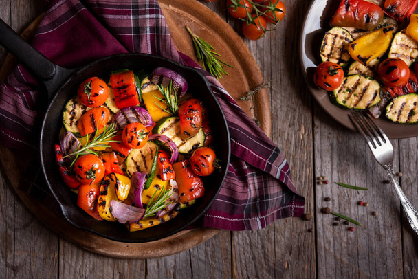 Izgara karışık sebze, pişmiş biber, kabak, domates ve soğan. - Fotoğraf, Görsel