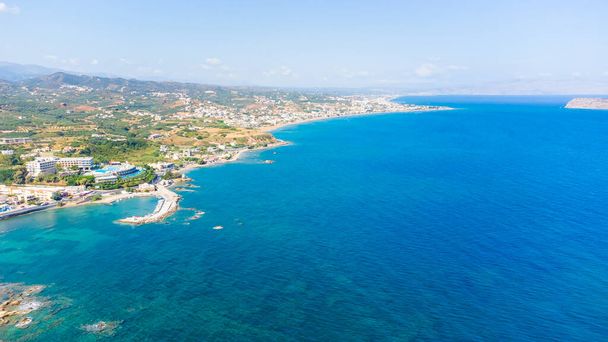 Panorámás légi kilátás fentről a város Chania, Kréta sziget, Görögország. Látnivalók Görögország, gyönyörű velencei város Chania Kréta szigetén. Chania, Kréta, Görögország. - Fotó, kép