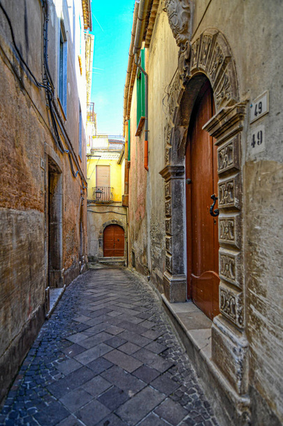 イタリアのサレルノ県の小さな村、 Castelprivitaの狭い通り. - 写真・画像