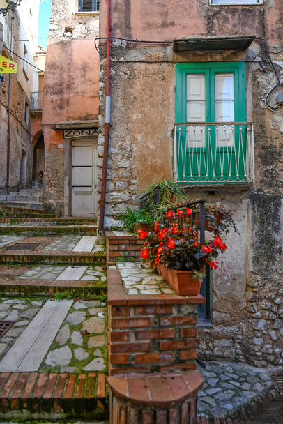 Das Fenster eines alten Hauses im Zentrum von Castelcivita, einer historischen Stadt in der Provinz Salerno in Italien. - Foto, Bild