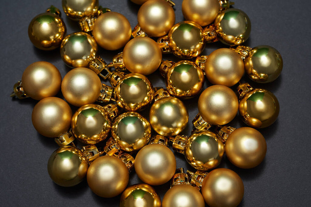 Close up of collection of golden christmas balls - Foto, afbeelding