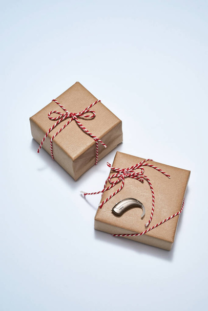 Cardboard gift boxes and digital hearing aid - Foto, Imagem