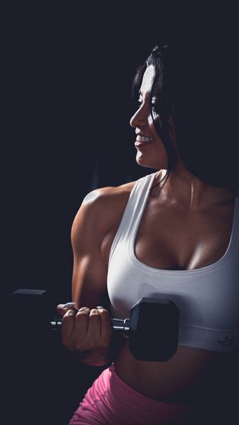 A beautiful Hispanic female in the gym - Foto, Imagen