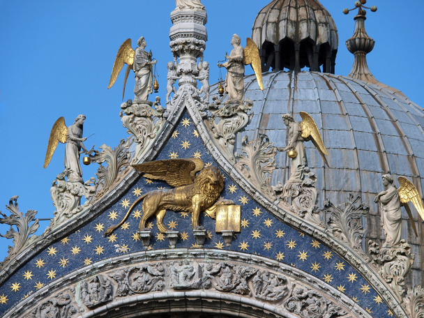 Венеція - Лев з Святого Марка в оточенні ангелів на фасаді на - Фото, зображення