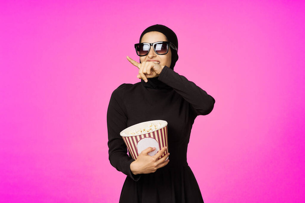 arab woman entertainment cinema popcorn fashion studio lifestyle - Foto, Bild