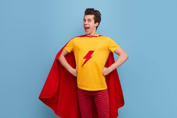 Hombre divertido superhéroe en capa de superhéroe - Foto, Imagen