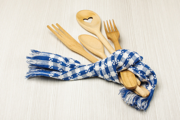 Set de utensilios de cocina atados con toalla
 - Foto, Imagen