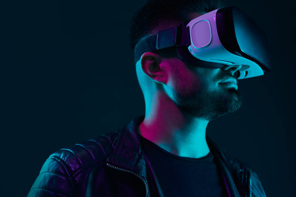 Man in VR glasses experiencing cyberspace - Foto, afbeelding