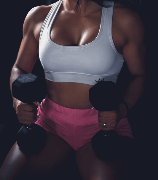 A beautiful Hispanic female in the gym - Foto, afbeelding