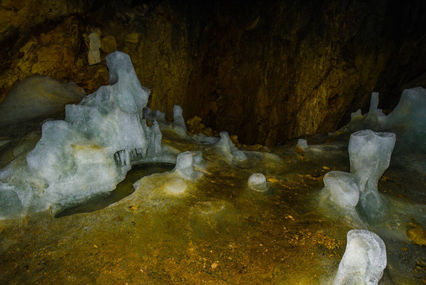 Montenegro. Nationales Wahrzeichen Park Durmitor. Eishöhle. (Ledena pecina). - Foto, Bild
