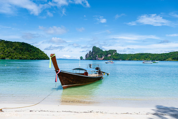 コ・ピピ島(タイ) 、ターコイズブルーの澄んだ水タイコ・ピピ島(タイ)の風景空撮 - 写真・画像