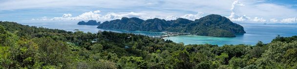 コ・ピピ島(タイ) 、ターコイズブルーの澄んだ水タイコ・ピピ島(タイ)の風景空撮 - 写真・画像