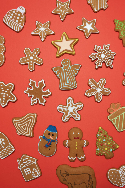 New Year and Xmas gingerbreads on red background - Φωτογραφία, εικόνα