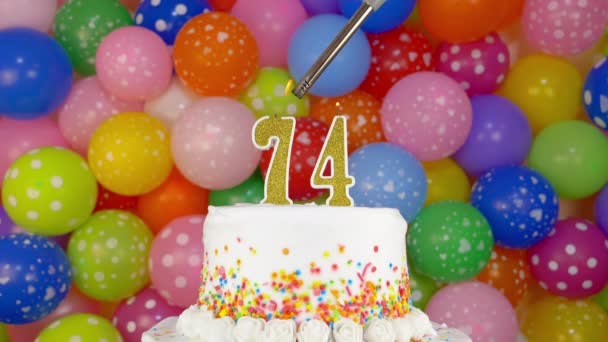Las velas en forma de los números en el pastel de cumpleaños - Imágenes, Vídeo