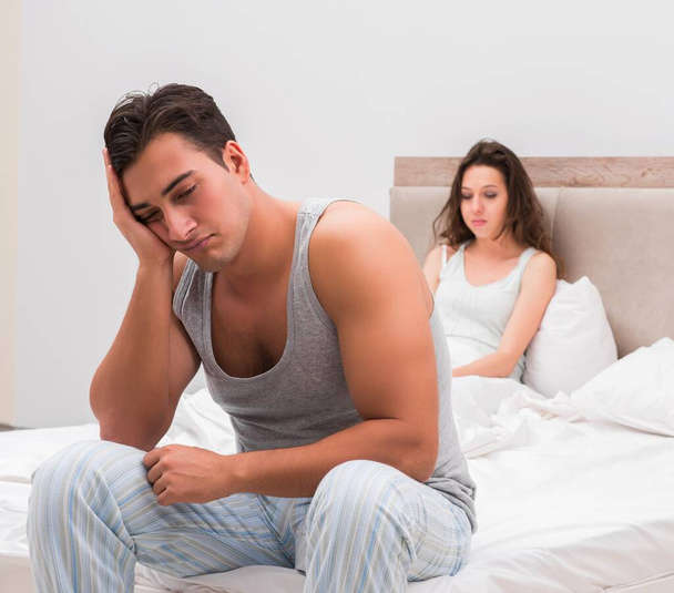 Rodinný konflikt s manželkou a manželem v posteli - Fotografie, Obrázek