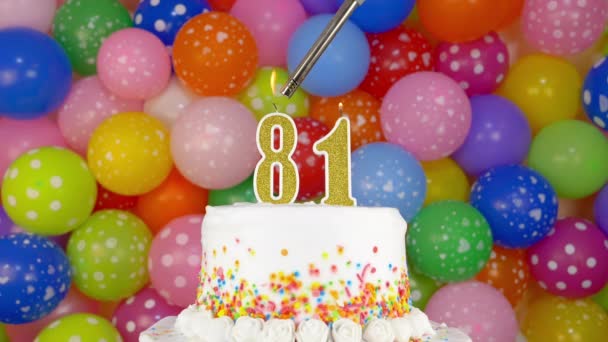 Las velas en forma de los números en el pastel de cumpleaños - Metraje, vídeo