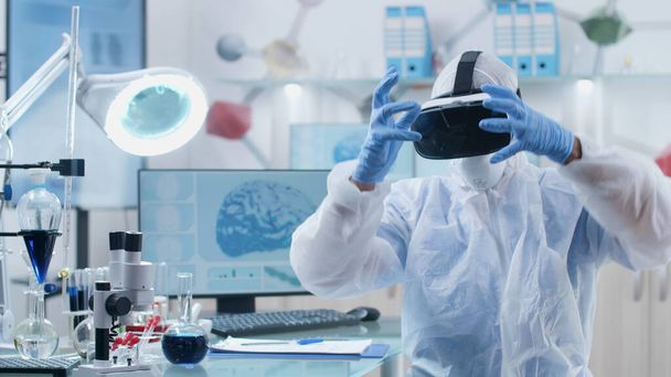 Médico pesquisador cientista vestindo óculos de realidade virtual analisando a estrutura da atividade cerebral - Foto, Imagem