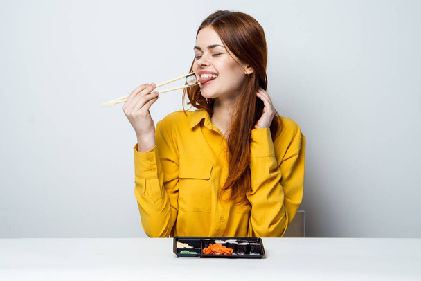 woman at the table eating sushi restaurant japanese snack - Foto, Bild