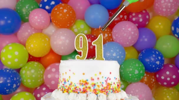 Κεριά με τη μορφή αριθμών στην τούρτα γενεθλίων - Πλάνα, βίντεο