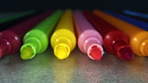 Outils d'éducation scolaire colorés Stylos à peinture. Retour à l'école. - Séquence, vidéo