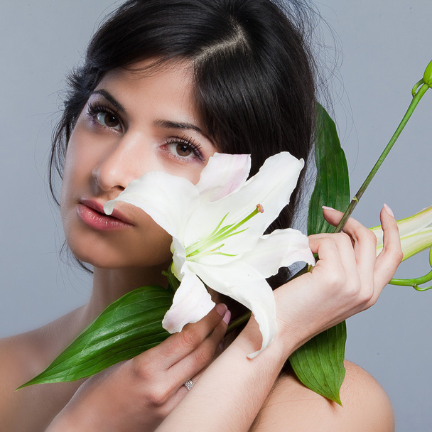 Beautiful woman with lily - Foto, Imagen