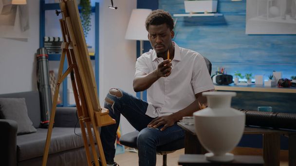 Artista afro-americano olhando para o projeto do vaso para inspiração - Foto, Imagem