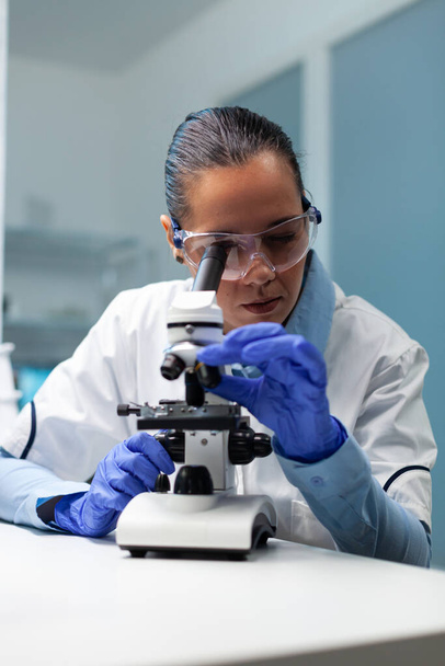 Aşı geliştirme bölümünde çalışan biyolog kadın kan örneğini analiz ediyor. - Fotoğraf, Görsel