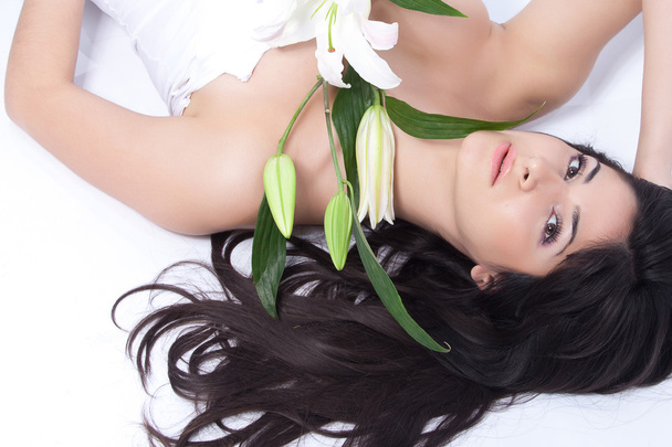 Beautiful woman with lily - Foto, afbeelding