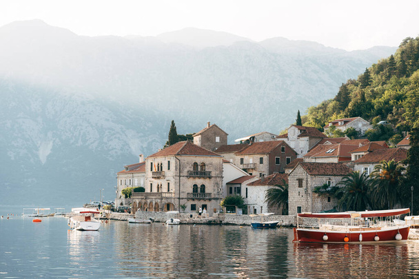 Los barcos están amarrados frente a la costa de Perast. Montenegro - Foto, imagen