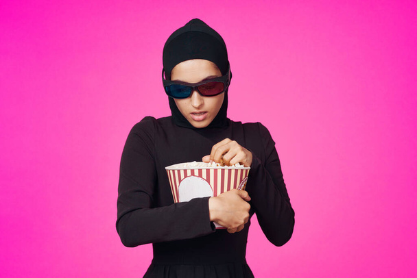 cheerful woman entertainment cinema popcorn fashion model ethnicity - Foto, afbeelding
