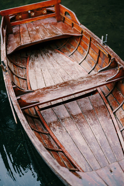 Gölde tahta balıkçı teknesi. Biogradska Gora, Karadağ - Fotoğraf, Görsel
