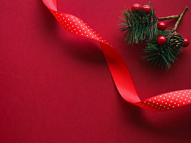 Platos de Navidad y el concepto de diseño de vacaciones. Decoración, adorno y envoltura de regalo de Navidad sobre fondo de papel rojo como vista superior plana - Foto, imagen