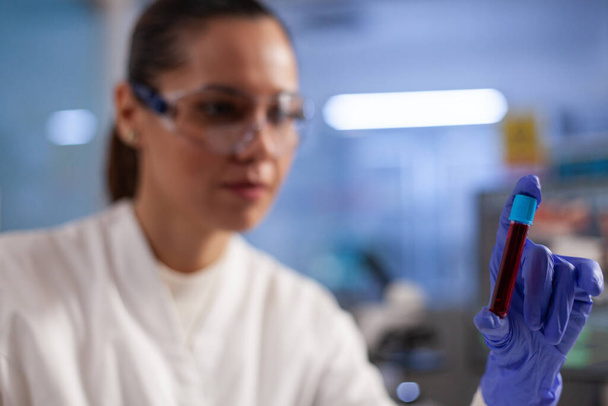 Médecin spécialiste tenant un tube à essai médical avec échantillon de sang analysant l'expertise en ADN - Photo, image