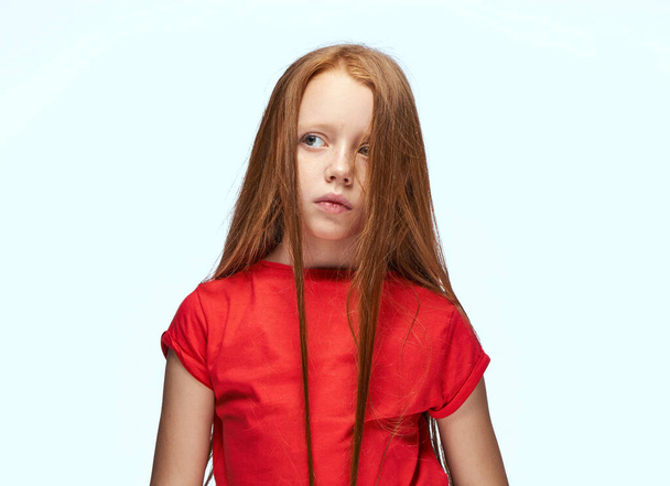 dziewczyna z czerwonymi włosami pozowanie czerwony t-shirt dzieciństwo - Zdjęcie, obraz