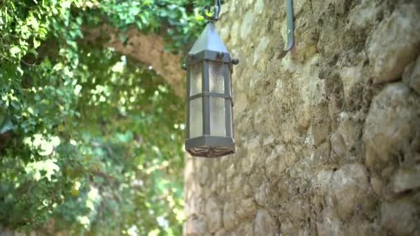 Linterna vintage colgando de la pared de piedra de la casa - Metraje, vídeo