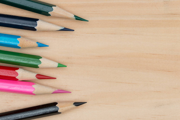 crayons couleur sur table en bois. - Photo, image