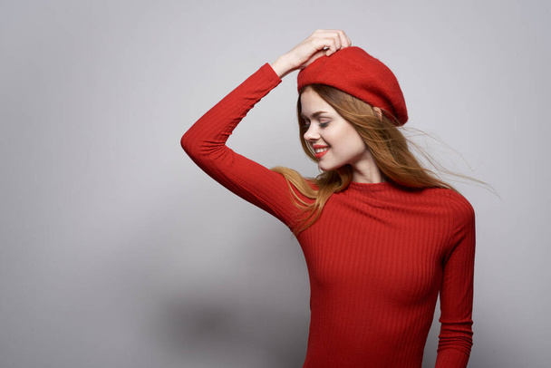 donna allegra con un berretto rosso sulla testa glamour studio posa - Foto, immagini