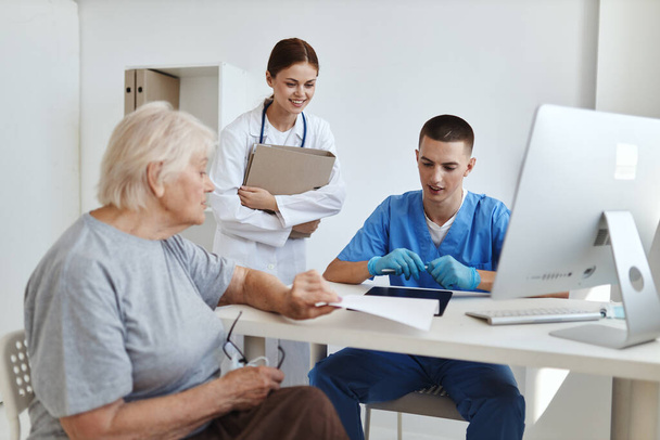 una enfermera y un médico que examinan una consulta profesional de un hospital de pacientes - Foto, Imagen