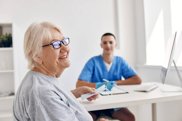 elderly patient talking to the doctor in the medical office - Fotografie, Obrázek