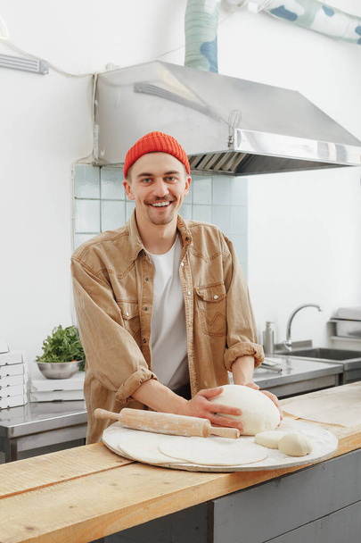 man makes the dough for fresh pasta - Foto, Imagem