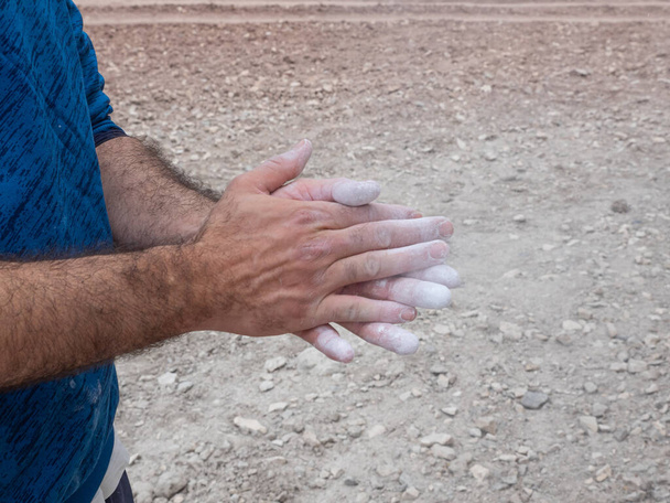 Křída Uhličitan hořečnatý ruce tleskající muži. Koncept bouldering. - Fotografie, Obrázek