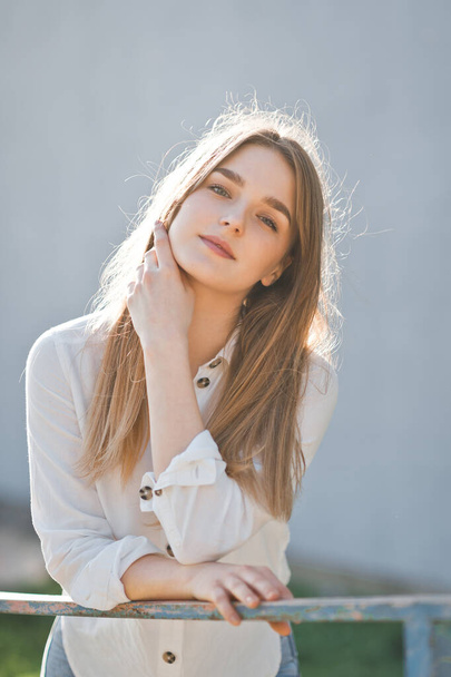 Sunny light portrait of a beauty with long hair. - Foto, immagini