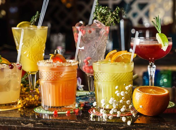 tasty cocktails in the bar - Foto, imagen