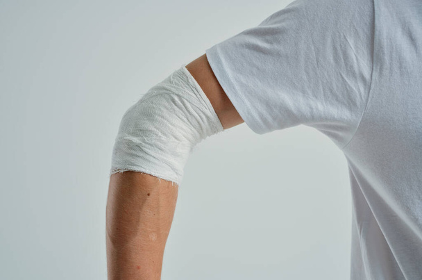 хворий чоловік травма руки лікування проблеми зі здоров'ям лікарня медицина
 - Фото, зображення