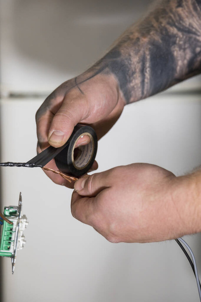 Estocolmo, Suecia Un electricista arregla el cableado en una casa. - Foto, Imagen