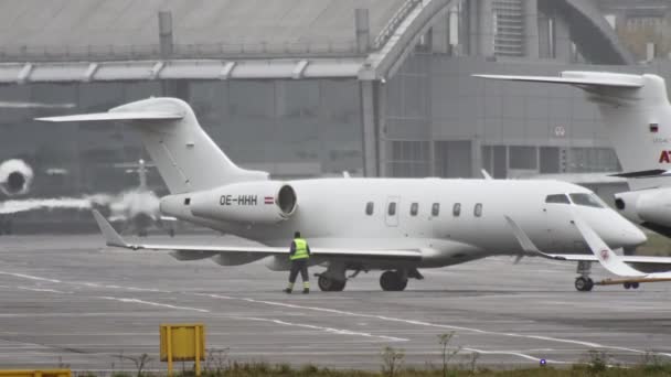 Een privévliegtuig bereidt zich voor op vertrek op de luchthaven.  - Video