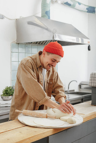chef makes the dough for handmade pasta - Foto, Imagem