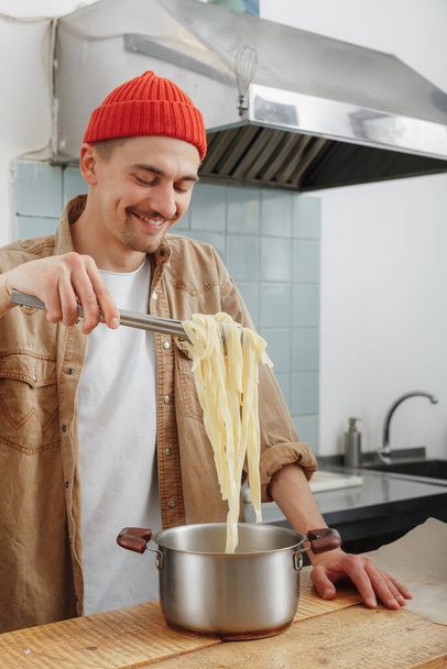 férfi főzés kézzel készített tészta ebédre egy kávézóban - Fotó, kép
