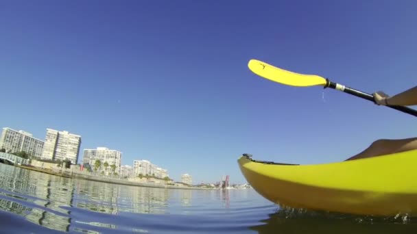 jonge gelukkige paar kajakken in de Oceaan, zomer hd levensstijl - Video