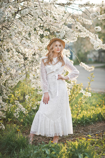 Portrait of a girl in a cherry blossom bush. - Foto, Imagen